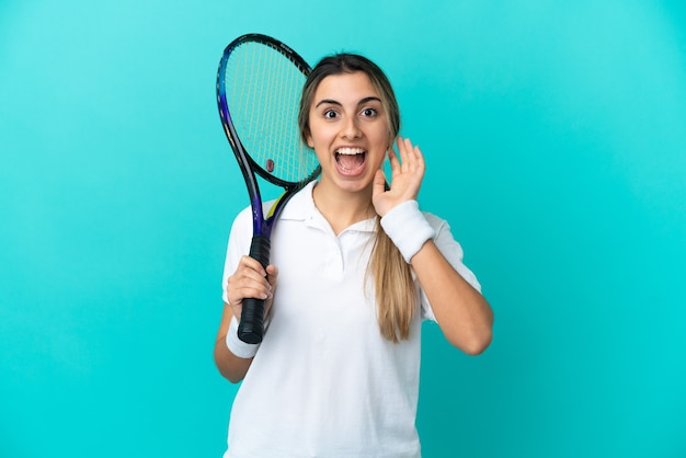Jonge vrouw tennisser geïsoleerd met verrassing en geschokte gezichtsuitdrukking