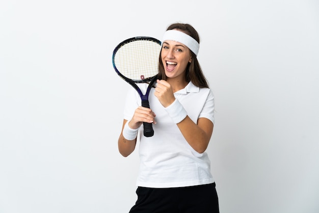Jonge vrouw tennisser over geïsoleerde witte achtergrond een overwinning vieren