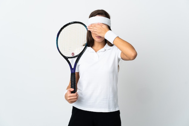 Jonge vrouw tennisser over geïsoleerde witte muur die ogen behandelt door handen. Ik wil niets zien
