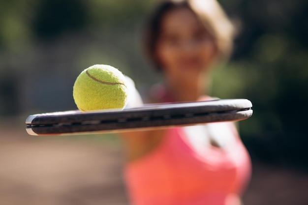 Jonge vrouw tennisspeler aan het hof