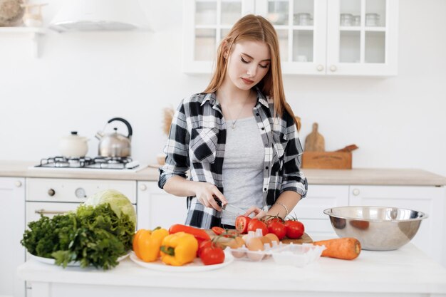 Jonge vrouw thuis koken