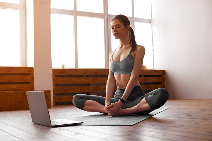 Foto jonge vrouw thuis yoga beoefenen