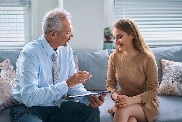 Jonge vrouw tijdens een consult met een psychotherapeut. Psycholoog met sessie met haar patiënt