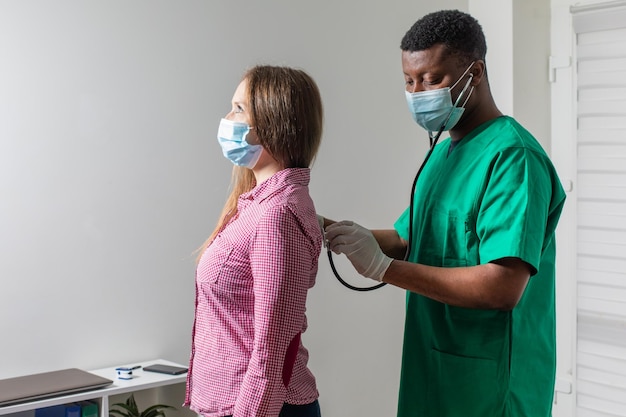 Jonge vrouw tijdens gebruikelijke gezondheidscheck bij huisarts