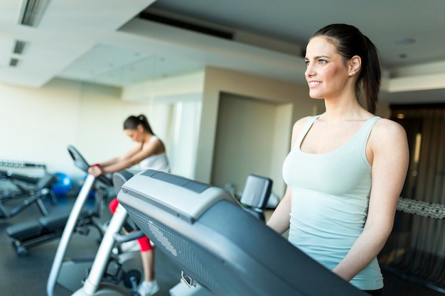 Jonge vrouw training in de sportschool