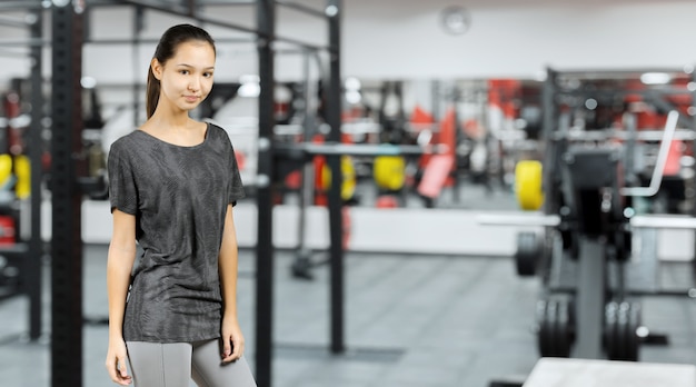 Jonge vrouw training in een fitnessclub