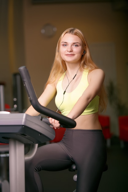 Jonge vrouw training op de fiets in de sportschool