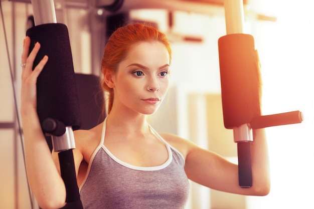 Jonge vrouw traint in de sportschool