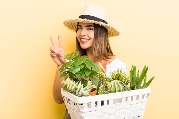 Jonge vrouw tuiniert met planten