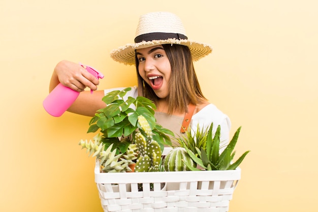 Jonge vrouw tuiniert met planten