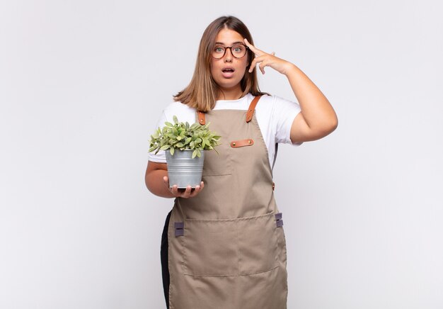 Jonge vrouw tuinman op zoek verrast