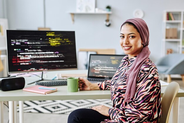 Foto jonge vrouw uit het midden-oosten die werkt als softwareprogrammeur