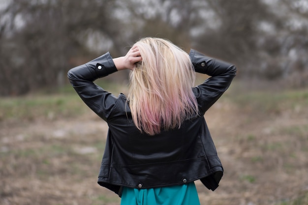 Jonge vrouw uitzicht vanaf achterkant weg kijken naar bos. uitzicht vanaf de achterkant foto van jonge vrouw.