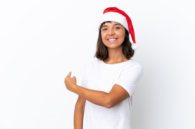 Jonge vrouw van gemengd ras die Kerstmis viert geïsoleerd op een witte achtergrond die terug wijst