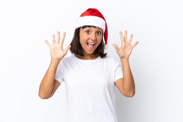 Jonge vrouw van gemengd ras die Kerstmis viert geïsoleerd op een witte achtergrond die tien telt met vingers