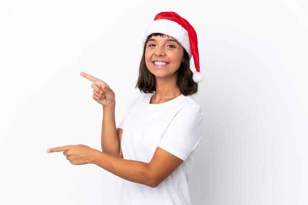 Jonge vrouw van gemengd ras die Kerstmis viert