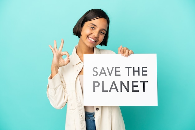 Jonge vrouw van gemengd ras geïsoleerd met een bordje met de tekst save the planet en een overwinning vieren
