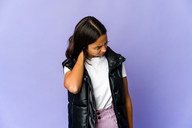 Jonge vrouw van gemengd ras met nekpijn als gevolg van stress, masseren en aanraken met de hand.