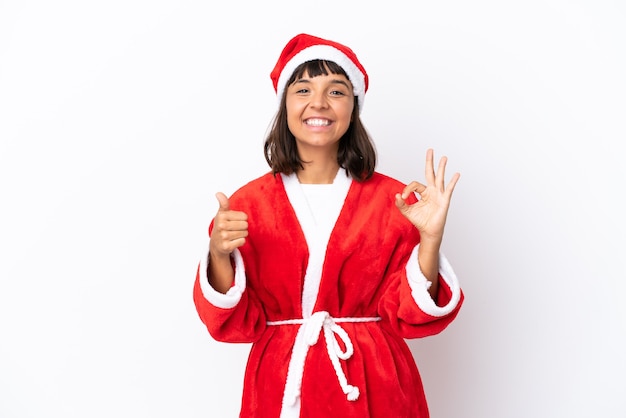 Jonge vrouw van gemengd ras vermomd als kerstman