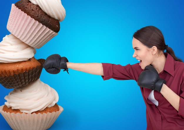 Jonge vrouw vecht met zoet eten