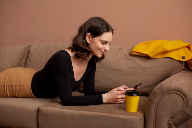 Foto jonge vrouw verbonden met haar smartphone