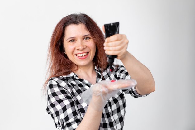 Jonge vrouw verft haar haar thuis helder haarkleurconcept