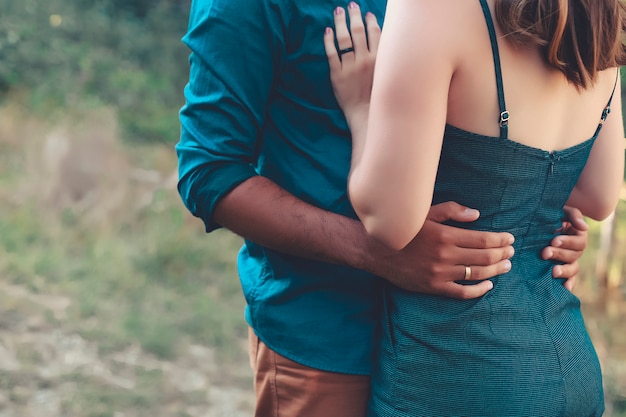 Jonge vrouw verliefd knuffelen haar vriendje