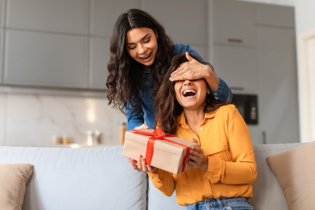 Jonge vrouw verrast vriend met geschenk thuis