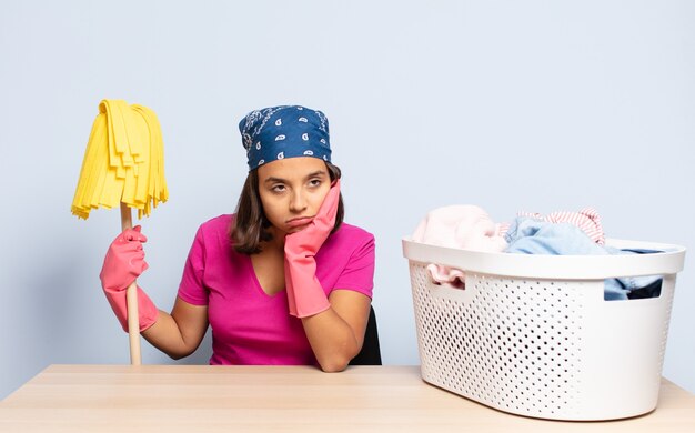 Jonge vrouw verveeld