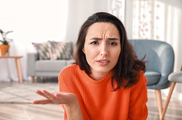 Jonge vrouw videochatten thuis