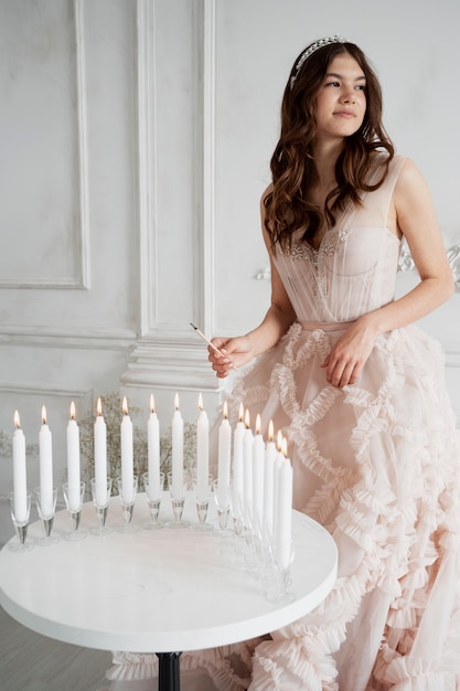 Foto jonge vrouw viert haar quinceanera