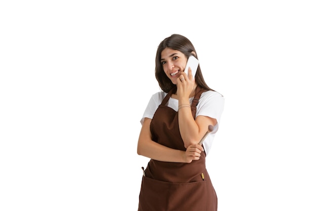 Jonge vrouw visagiste met cosmetica geïsoleerd op witte studio background