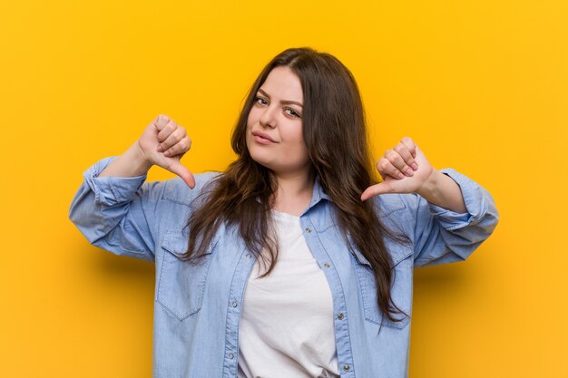 Jonge vrouw voelt zich trots en zelfverzekerd