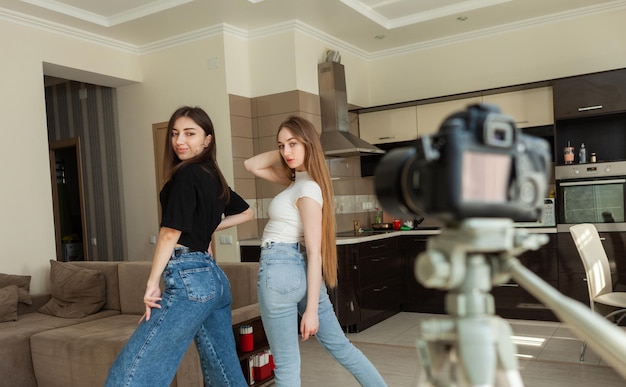 Jonge vrouw vrouwen poseren voor de camera op een statief Hun blog opnemen op camera