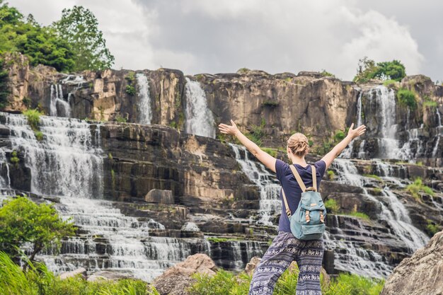 Jonge vrouw wandelaar, toerist op het oppervlak van amazing pongour waterfall is beroemd en mooiste van de herfst in vietnam