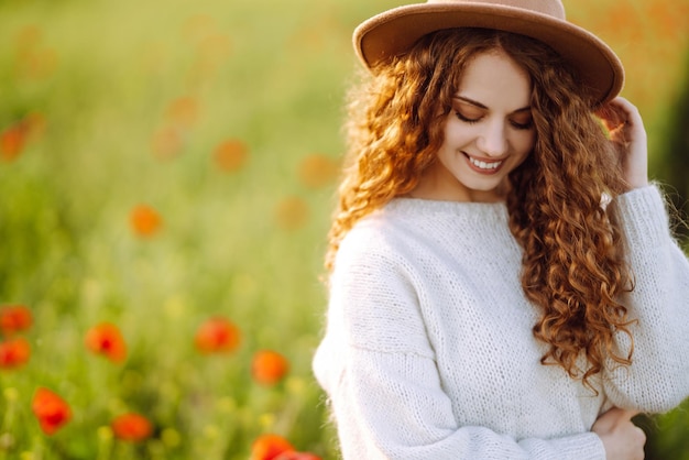 Jonge vrouw wandelen in een geweldig papaverveld Natuurvakantie ontspannen en levensstijl