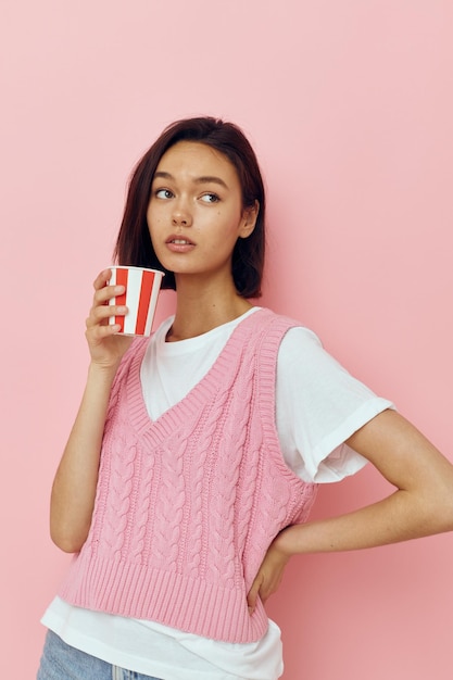 Jonge vrouw wegwerp drinkglas in een roze T-shirt Lifestyle ongewijzigd