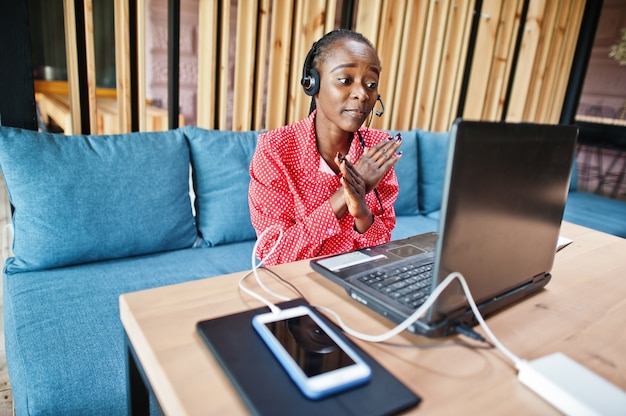 Jonge vrouw werkt in een callcenter-operator en klantenservicemedewerker met microfoonheadsets die op laptop werken