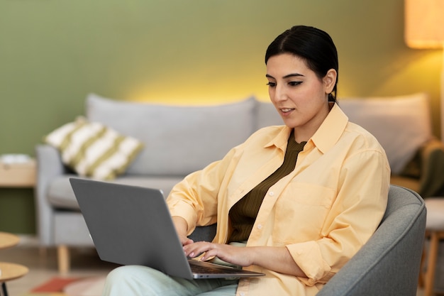 Foto jonge vrouw werkt op de computer