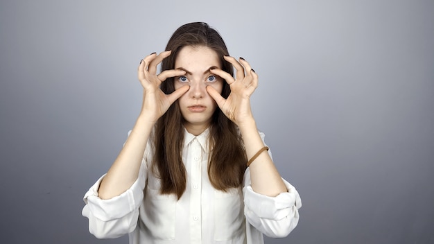 jonge vrouw wil slapen