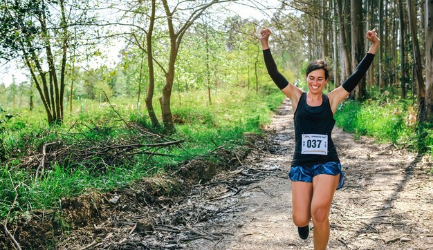 Jonge vrouw winnende trailrace