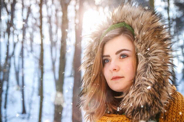 jonge vrouw winter portret Close-up portret van gelukkig meisje