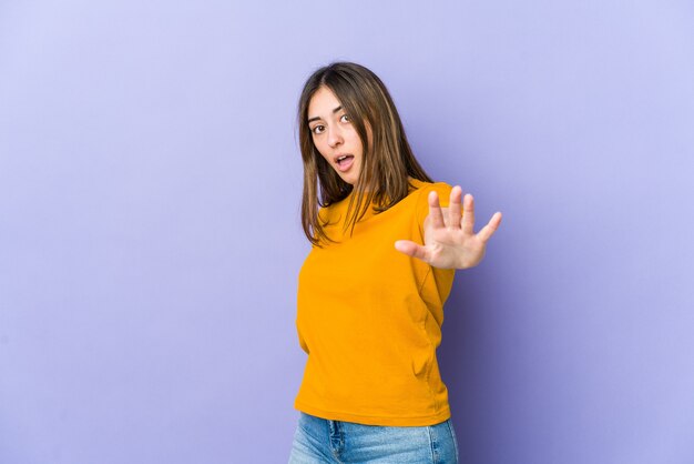 Jonge vrouw wordt geschokt vanwege een dreigend gevaar