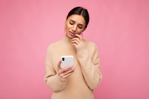 Jonge vrouw wordt nerveus casual stijlvolle outfit dragen