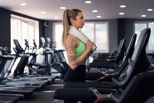 Foto jonge vrouw workout in de sportschool gezonde levensstijl