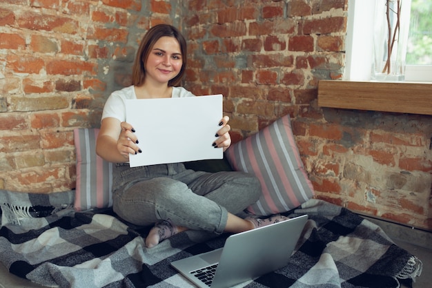 Jonge vrouw, zakenvrouw op zoek naar werk thuis,