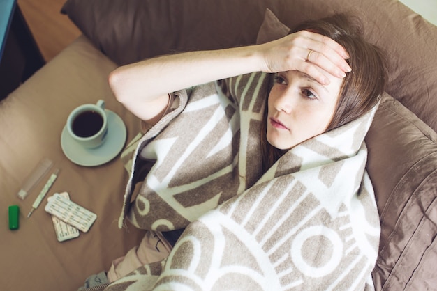 Foto jonge vrouw ziek met een koude in bed liggen