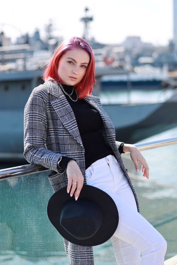 Foto jonge vrouw zit in een boot tegen het kanaal.