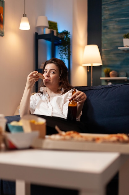 Foto jonge vrouw zit in een restaurant.