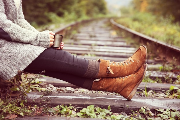 Foto jonge vrouw zit op het spoor.